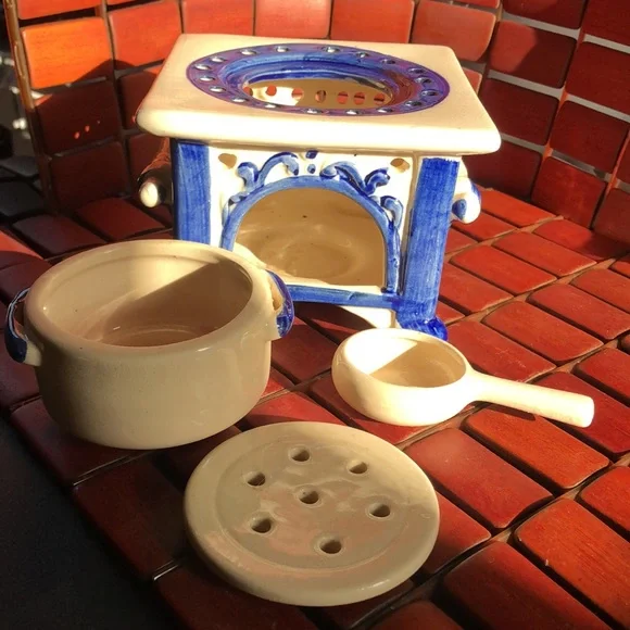 RARE, COUNTRY- COTTAGE STYLE WAX BURNER. Vintage. Blue and white pottery. - Picture 9 of 10